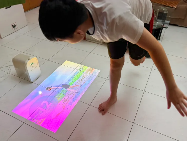 在運動的時候非常適合用觸控螢幕模式，這樣就不用擔心一直抬頭重心偏離。趙筱文攝