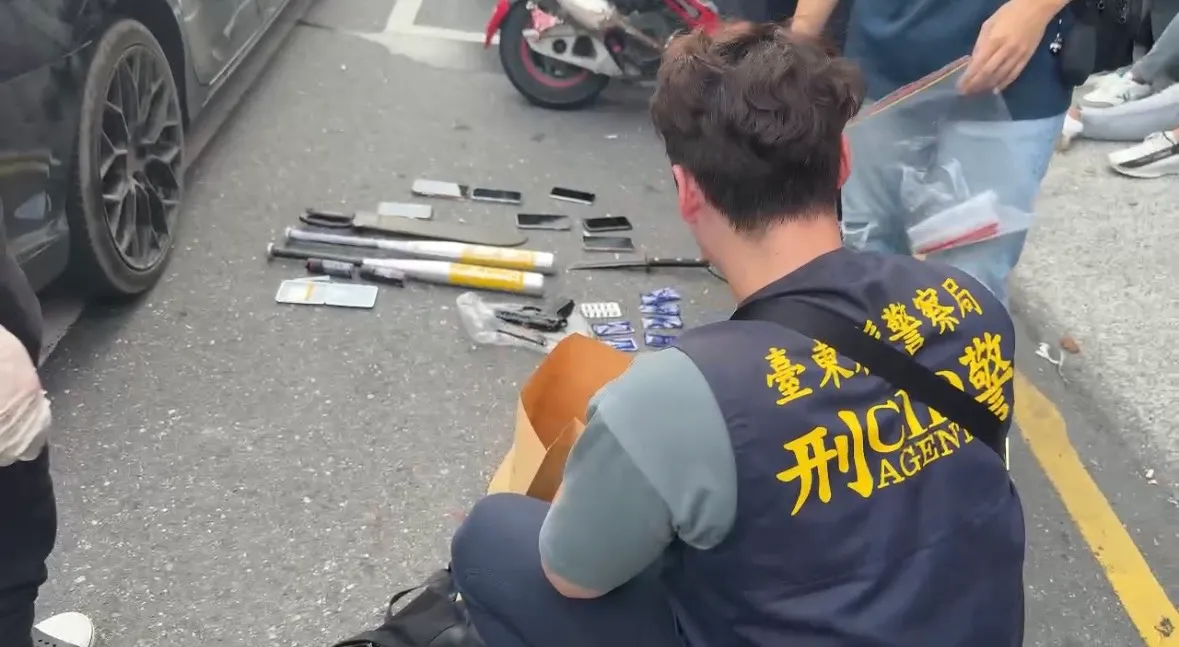 警方查扣械斗工具。警方提供