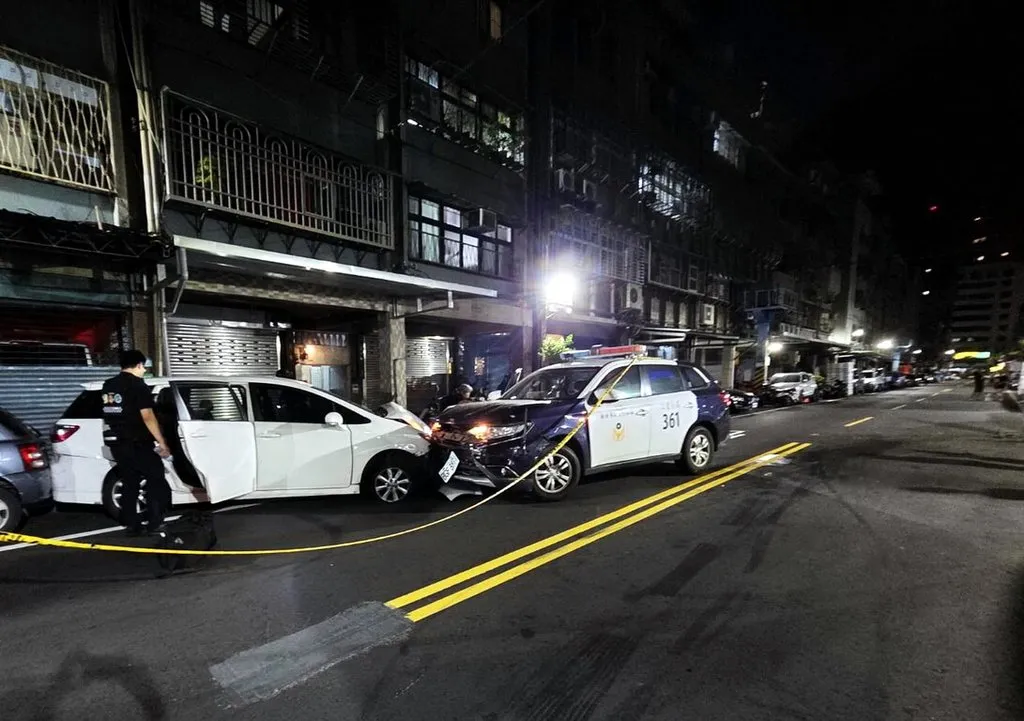 围捕过程中,警车与疑为郭嫌驾驶的白色轿车发生对撞,车头及引擎均受损。新北市议员邱婷蔚提供