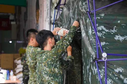 馬太鞍溪溢流災後重建 軍方搭設野戰移動式沐浴供災民洗澡