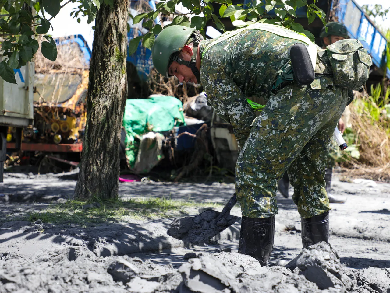 阿兵哥投入灾后重建协助清除淤泥。花防部提供