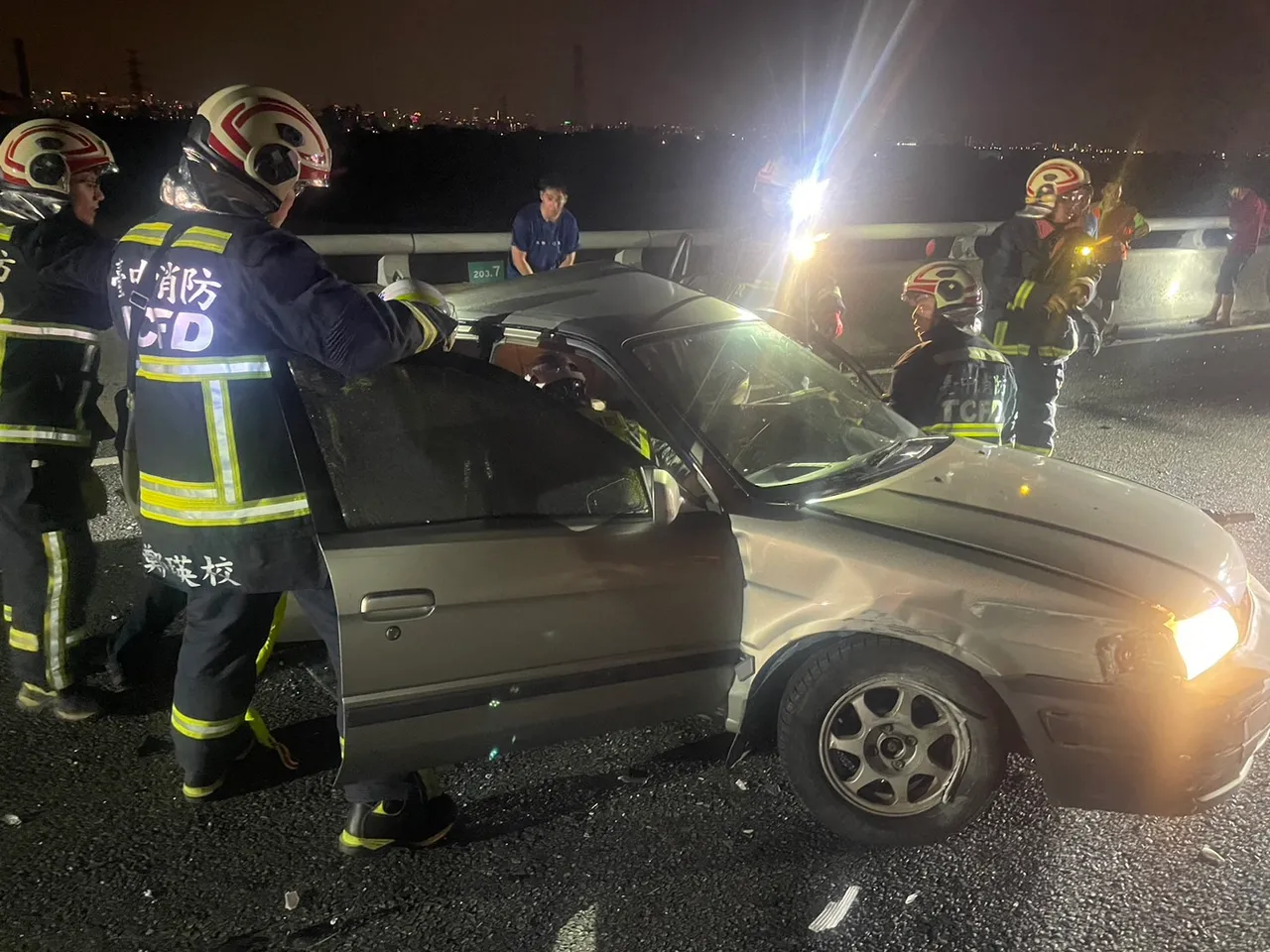 警方呼籲,行經國道車子故障應盡量滑行至路肩停放,並於後方50公尺以上擺設警告標誌。民眾提供