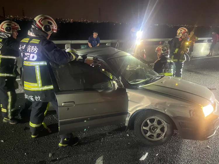 警方呼籲，行經國道車子故障應盡量滑行至路肩停放，並於後方50公尺以上擺設警告標誌。民眾提供