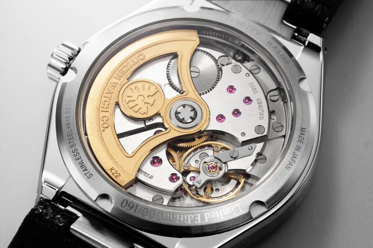 NC0210-11A搭載Cal.0200高精準機械機芯。品牌提供