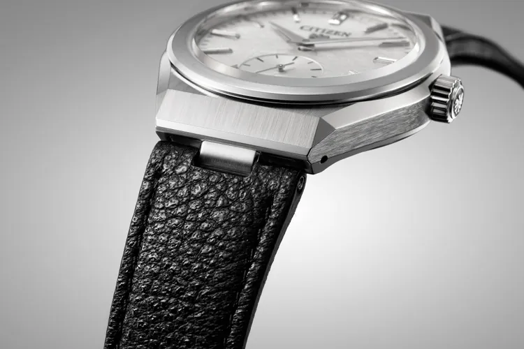 NC0210-11A的錶帶是由姬路黑棧革（Himeji Kurozan）製成，表面帶有亮麗光澤。品牌提供
