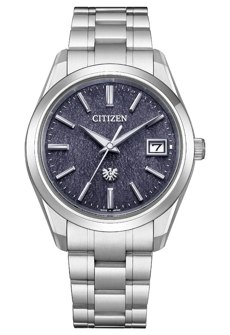 The CITIZEN Cal.A060光動能高精準萬年曆藍染和紙錶盤限定款AQ4100-65M，11萬8000元。品牌提供