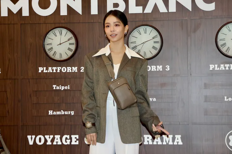 宋芸樺以Grain榛果色單肩包、古銅色1858系列日期自動腕錶點綴造型。莊宗達攝