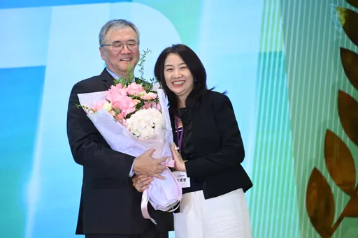 从7奈米挺进2奈米!台积电米玉杰获选工研院院士 太太献花甜蜜祝贺