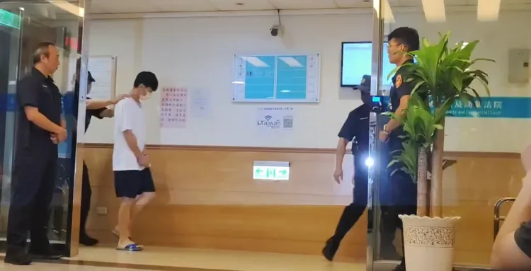 台積電工程師吳秉駿（白衣者）。張欽攝