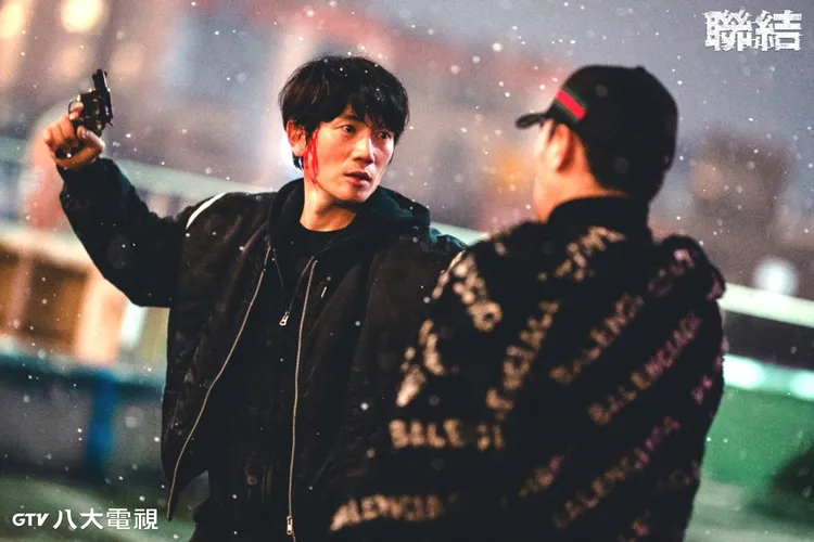 池晟（左）在《聯結》飾演被強餵毒品的刑警。八大電視提供