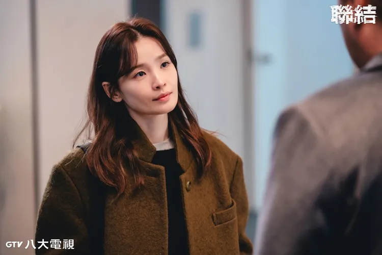 田美都《聯結》變身勢利眼記者。八大電視提供