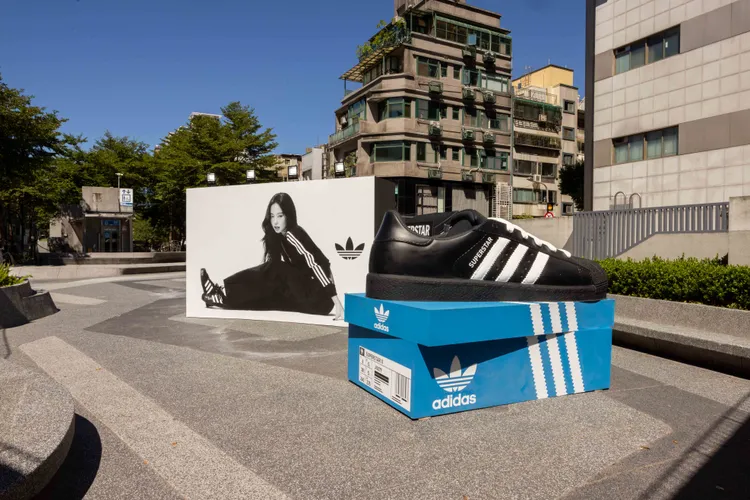 1雙巨大的SUPERSTAR裝置也降臨心中山廣場。品牌提供