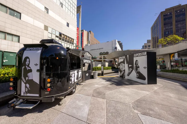 「SUPERSTAR中山潮流街區」帶來Jennie打卡牆以及潮流攤車。品牌提供