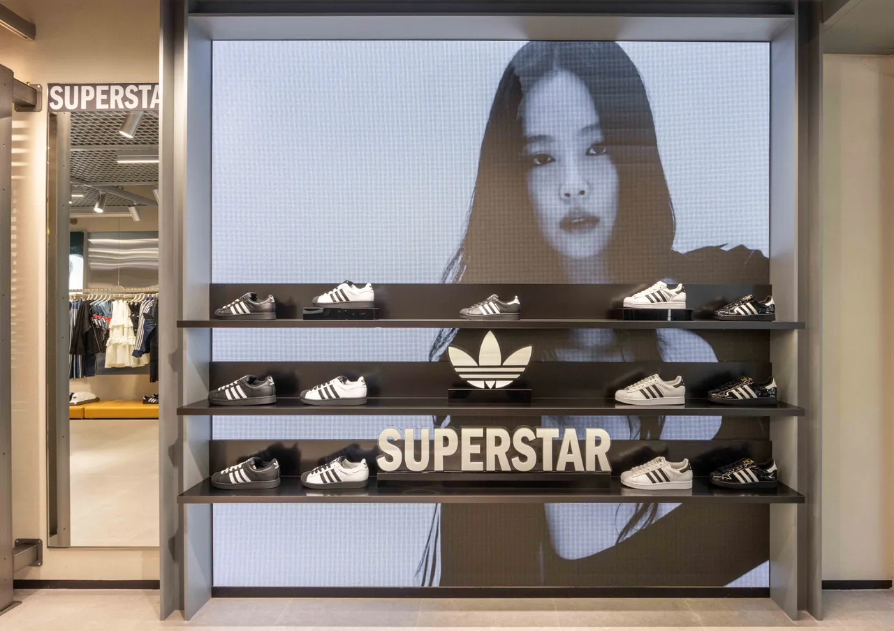 店内带来SUPERSTAR黑白鞋墙。品牌提供