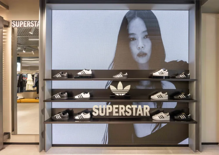 店內帶來SUPERSTAR黑白鞋牆。品牌提供