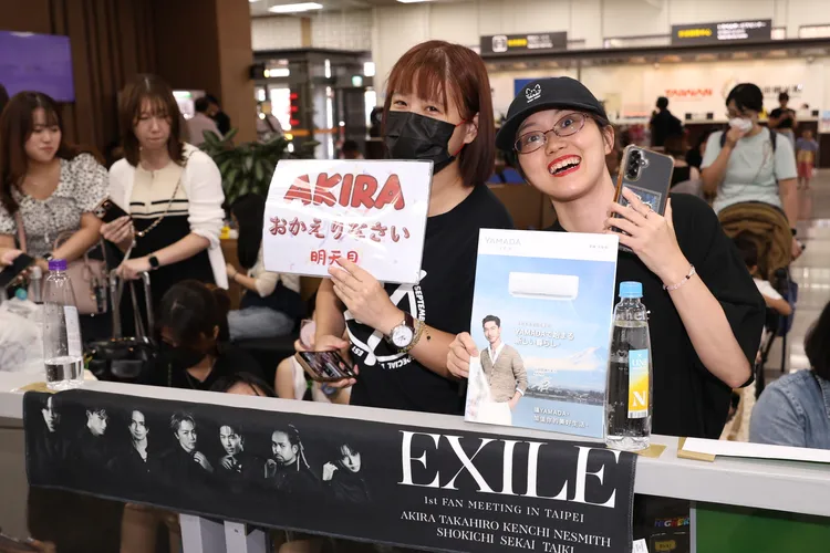 有粉絲拿著「AKIRA歡迎回來」的板子接機。彭欣偉攝