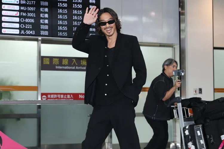 AKIRA揮手打招呼。彭欣偉攝