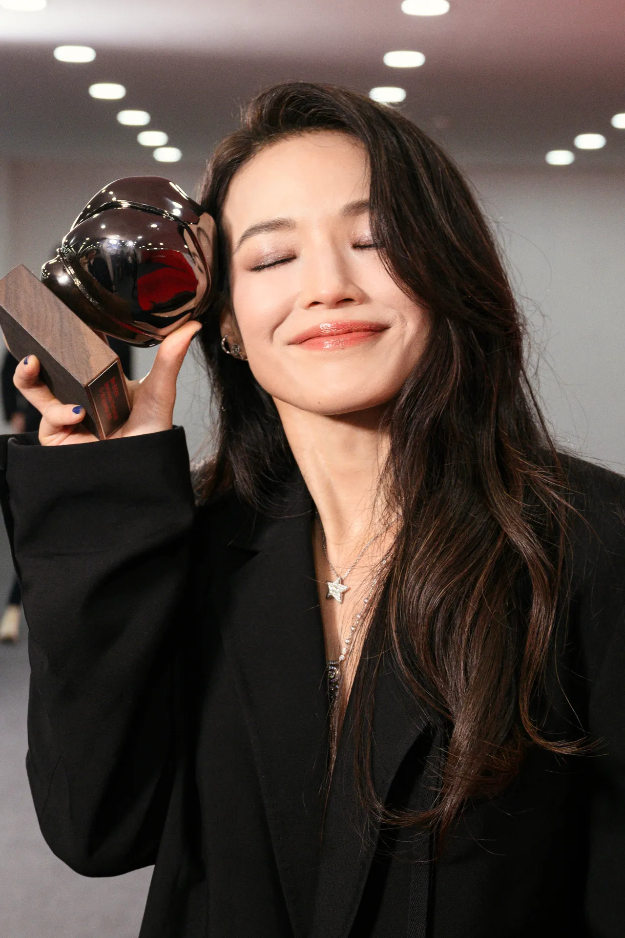 舒淇当天配戴香奈儿高级珠宝,胸前有颗「幸运星」。品牌提供