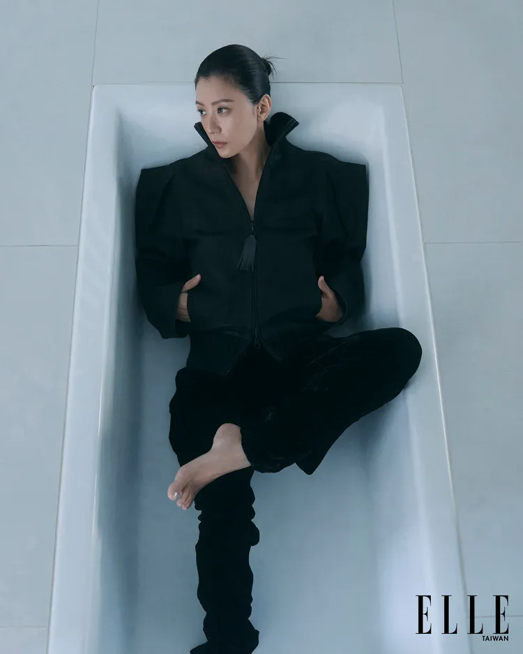 賈靜雯拍攝《ELLE》封面。《ELLE》國際中文版提供