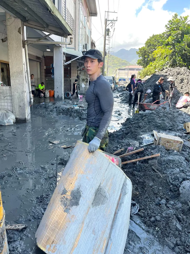 李浩瑋因精壯猛肌，被人當成陸戰隊。翻攝IG