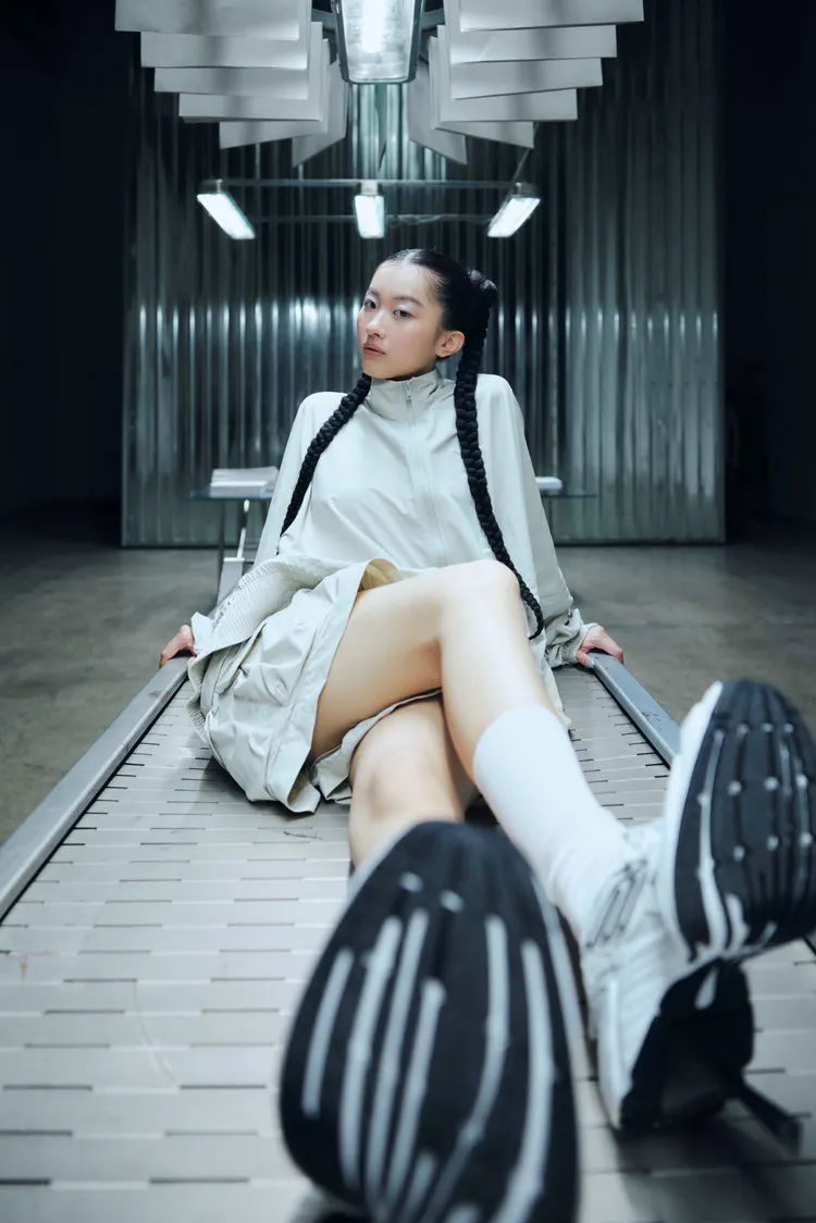 陳康堤芳齡20歲，展現個性美。香港華納音樂提供