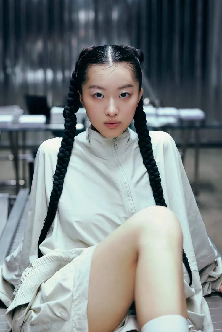 陳康堤新歌《一律建議分手》延續擺脫「有毒關係」的主題，但將焦點從愛情中的糾纏，轉向越界的友誼關係。香港華納音樂提供