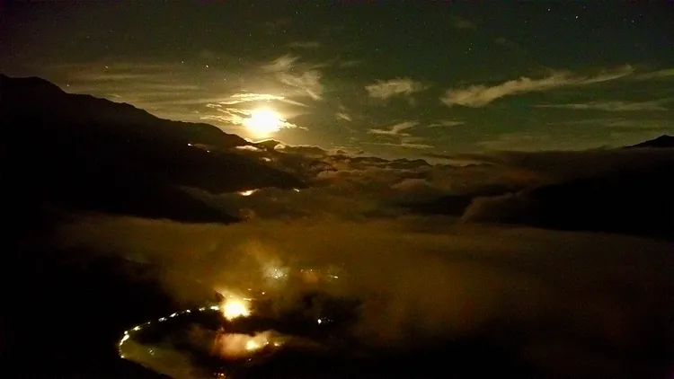 三龜戲水即時影像賞月色。觀光局提供