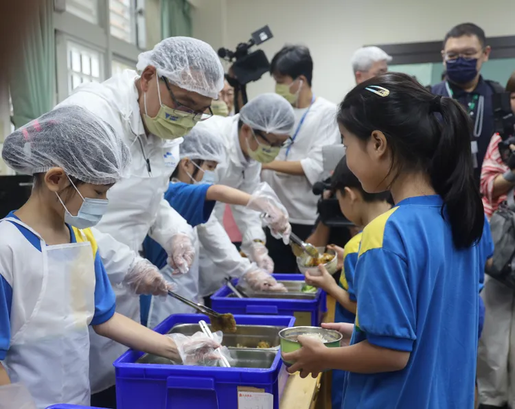 新北市長侯友宜與教育局長張明文關心學童飲食健康，打造安心校園餐桌。教育局提供