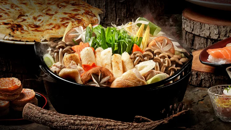 秋田米棒雞湯鍋選用南部有機放山雞，搭配牛蒡、洋蔥等根莖類一同燉煮，主食米棒則選用來自秋田的原裝進口糯米棒，是秋田地區極具代表性的鍋物形式。業者提供