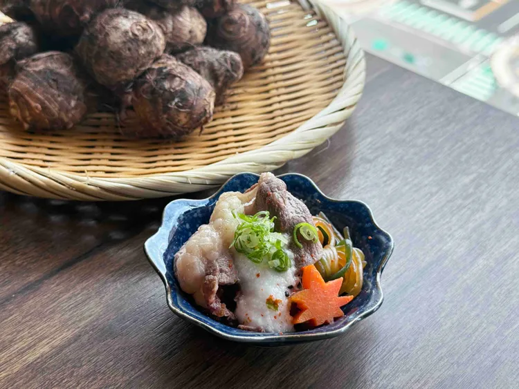 山形秋煮・芋煮特選霜降牛肉鍋。業者提供