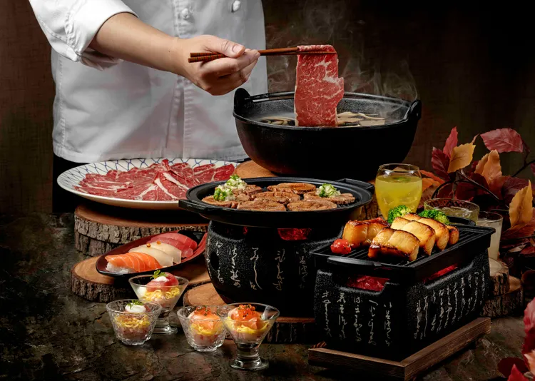 嚴選台灣在地食材，打造仙台炭香牛舌、山形芋煮牛肉、青森梅香干貝野菜、秋田地雞米棒鍋等限定料理，道道展現地域風味，邀饕客展開一場味覺旅行。業者提供