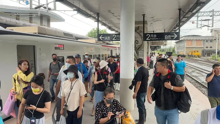 網友呼籲要到現場幫忙，盡量搭乘火車。翻攝徐榛蔚臉書