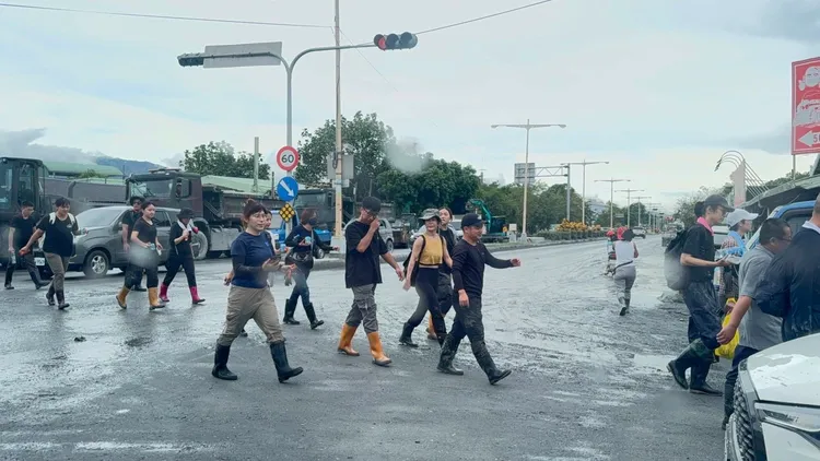 不少年輕人都穿上雨靴、自帶工具到現場幫忙。翻攝徐榛蔚臉書