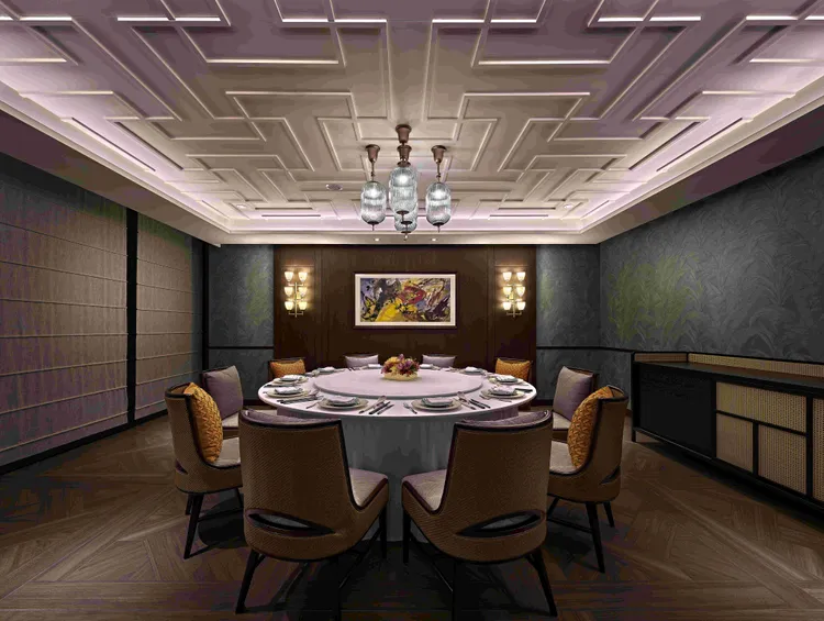 鎖定小桌數市場，靈活運用「弈夢紅樓」空間，企業可選擇預訂1至2桌的專屬包廂，欣賞獨有的城市景致，也能確保用餐私密性。瀚寓酒店提供