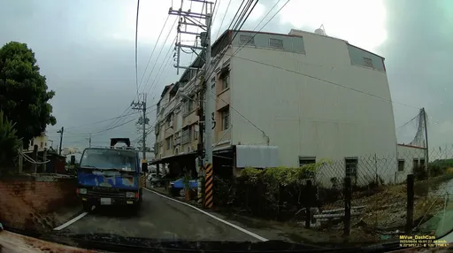 會車莫名遭工程行小貨車潑漆!自小客車主怒告刑事毀損罪