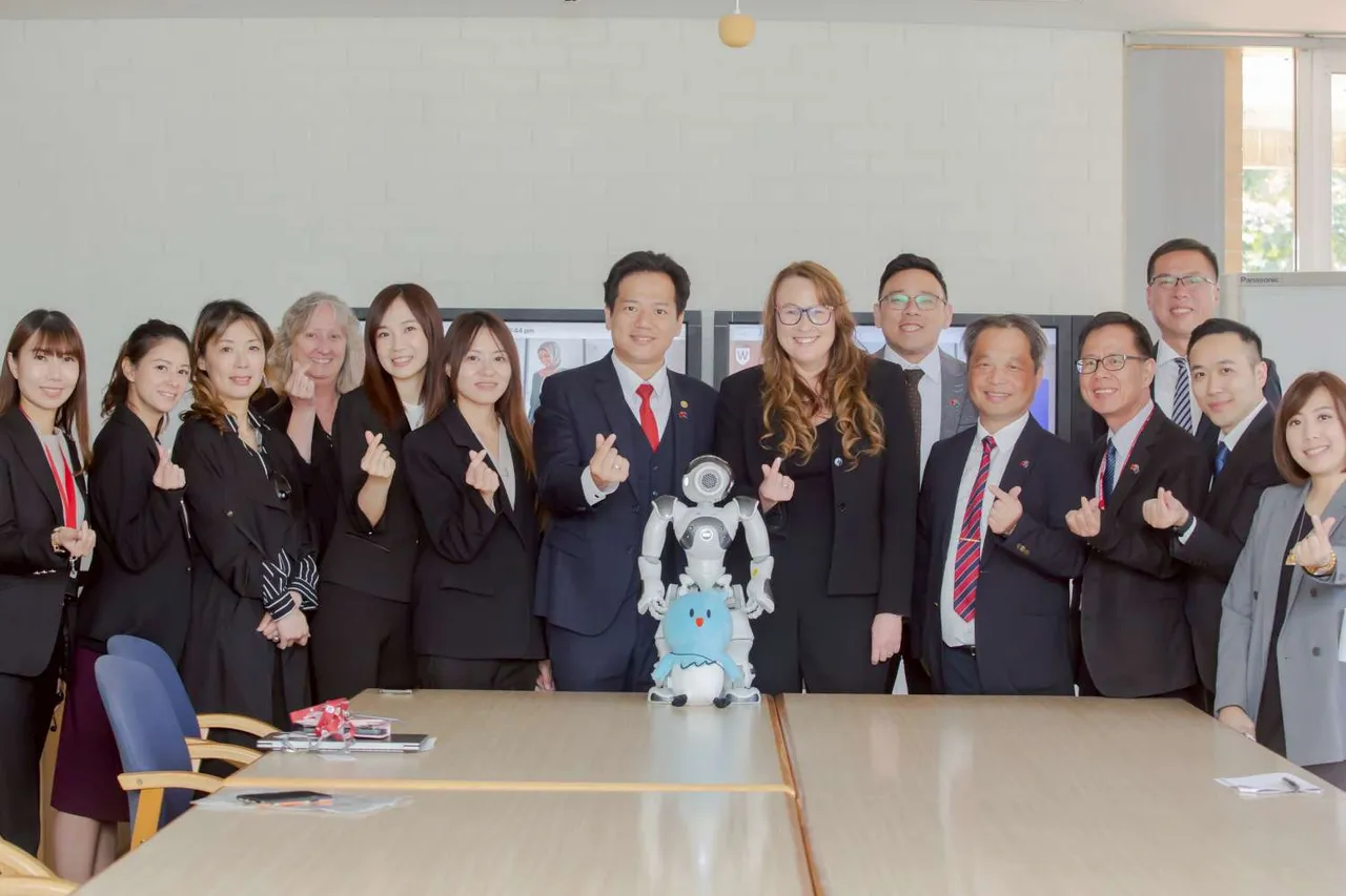 新竹市府訪團前往西雪梨大學參訪合影。代理院長Jane Frost(右中)、國際交流副院長Kath Peters(左四)、副教授 Rita Chang接待(左三)。新竹市府網站