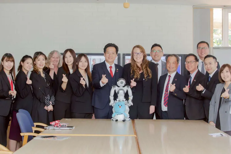 新竹市府訪團前往西雪梨大學參訪合影。代理院長Jane Frost（右中）、國際交流副院長Kath Peters（左四）、副教授 Rita Chang接待（左三）。新竹市府網站