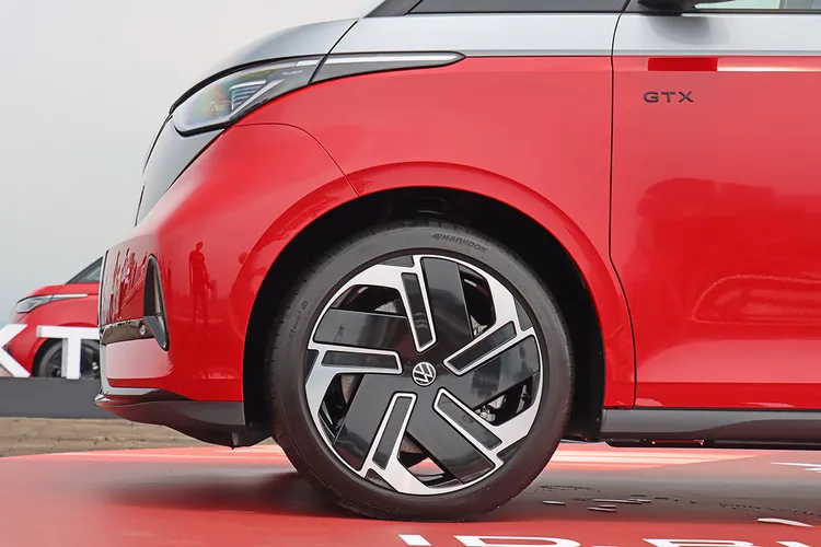 ID. Buzz GTX搭配專屬21吋雙色鋁圈。林浩昇攝