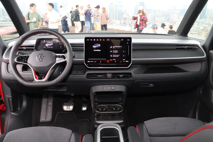 內裝設計則以GTX專屬風格鋪陳，包含ArtVelours絲絨/皮質混搭座椅、專屬飾板與紅色縫線細節。林浩昇攝