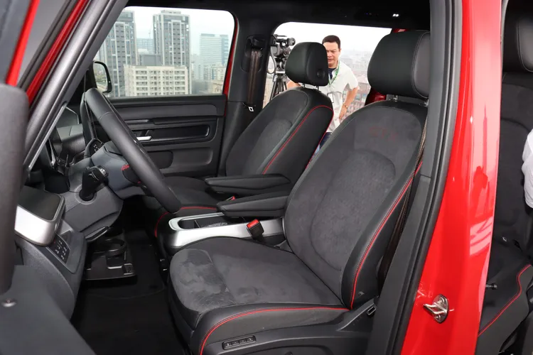 前座配置德國AGR脊椎健康聯盟認證的按摩座椅。林浩昇攝