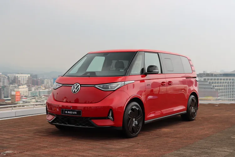 ID. Buzz GTX承襲Bulli家族自T1世代以來的經典設計語彙，外觀上採低風阻空氣力學線條與專屬GTX徽飾強化運動氛圍。林浩昇攝