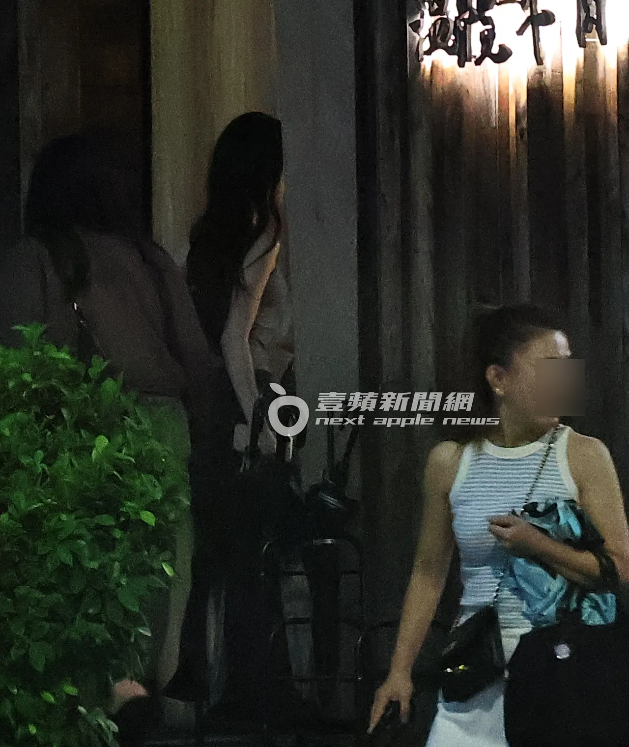 舒華和友人晚餐大啖溫體牛火鍋祭五臟廟。特勤中心攝