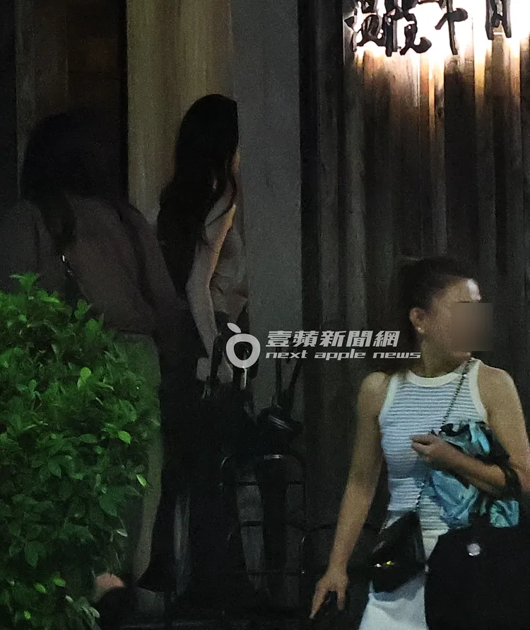 舒華和友人晚餐大啖溫體牛火鍋祭五臟廟。特勤中心攝