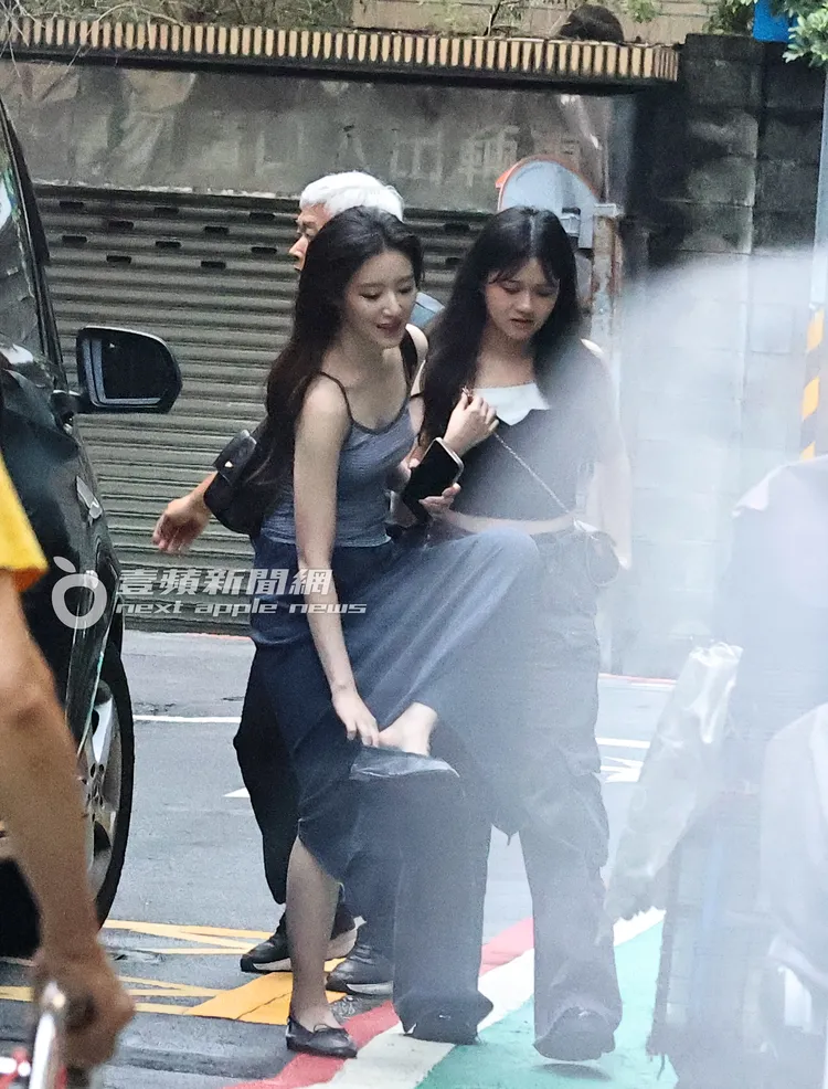 舒華（左）抬起腳跟調整鞋子。特勤中心攝