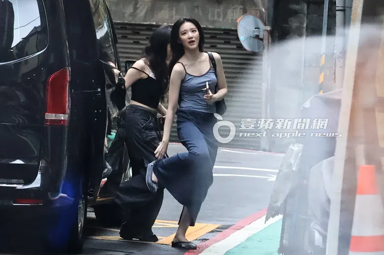 舒華下車時，發現鞋子沒穿好。特勤中心攝