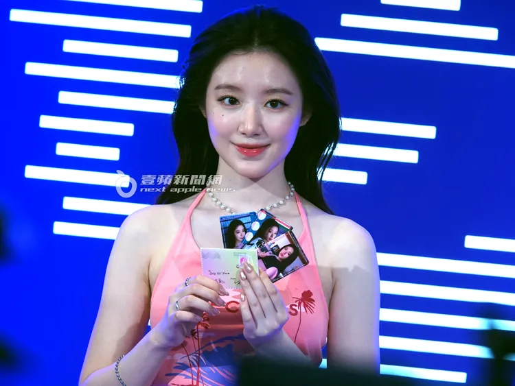 葉舒華拿著自己的小卡。特勤中心攝