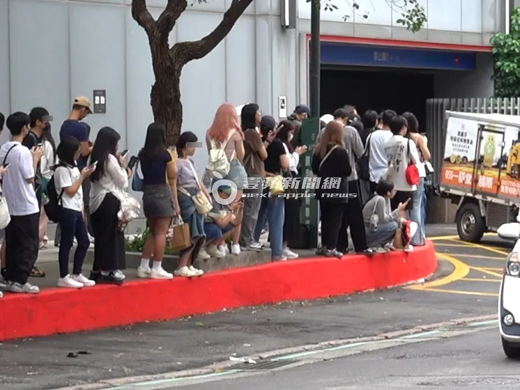 舒華下班時，有粉絲守在停車場出口等她出現。特勤中心攝