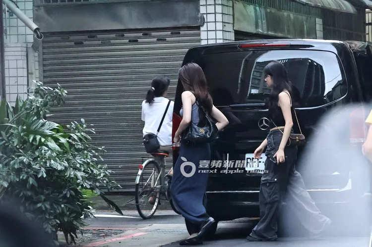 舒華（左）帶友人到台北巷弄的「秘氏珈琲」吃下午茶聊天。特勤中心攝