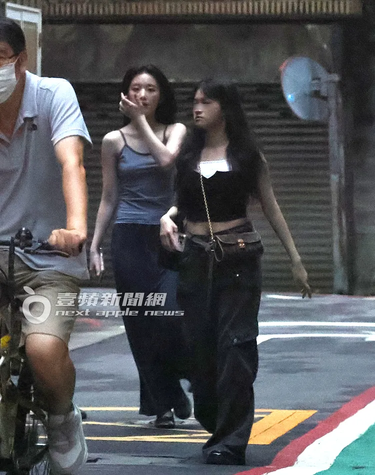 舒華（左）吃下午茶2小時，一派輕鬆走在台北巷弄。特勤中心攝