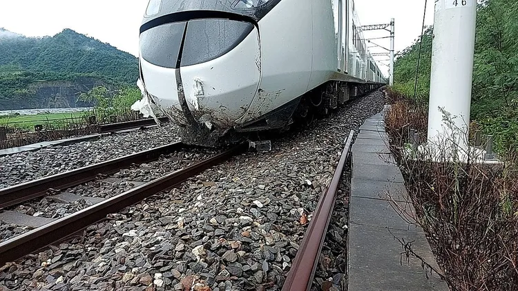 自強號撞及落石導致出軌。翻攝畫面